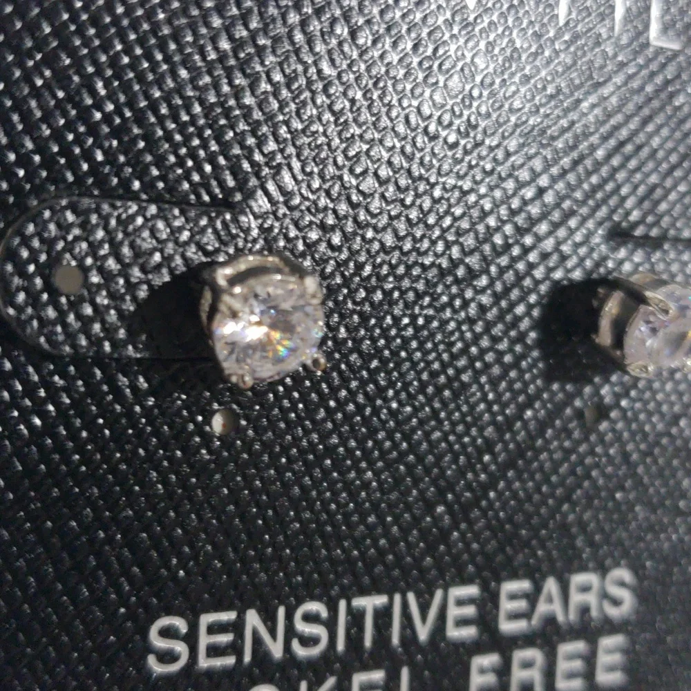 Elegant Silver Sparkling Crystal Stud Earrings - Women's Fashion Jewelry